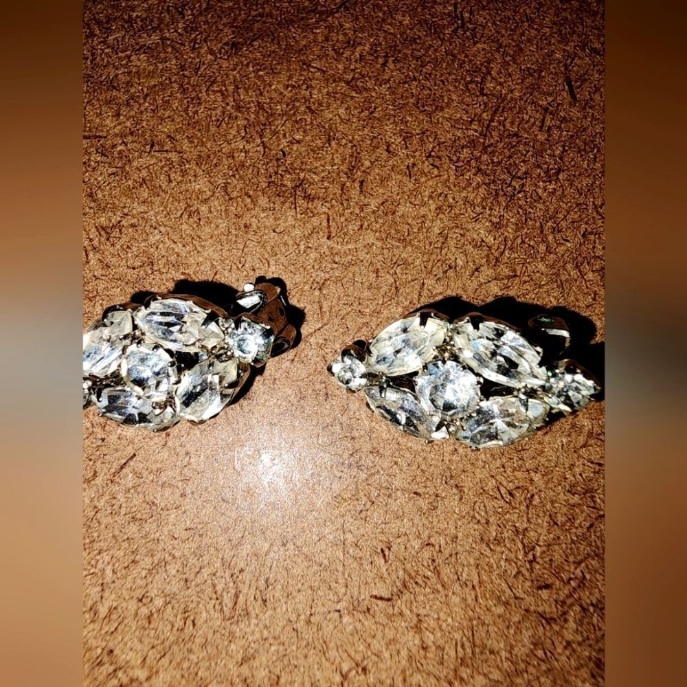 Vintage WEISS White Rhinestone  earrings EUC